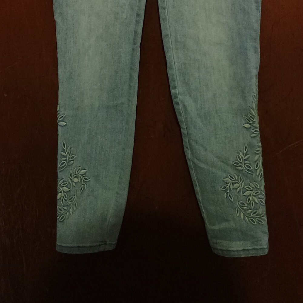 Tribal embroidered capri